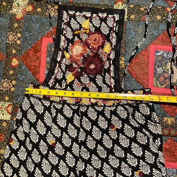 NWT ANTHRO Black Floral Embroidered Wide Leg Apron Jumpsuit Overalls Size 10 - Picture 14 of 16